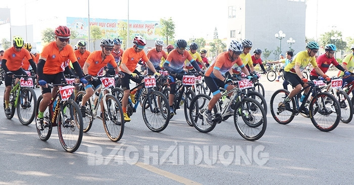 [Photos] First An Phu mountain bike race held in Kinh Mon